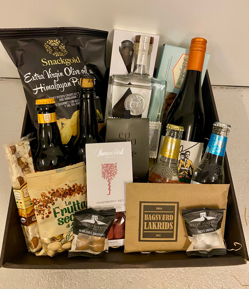 Stor kurv med gin, vin og lækker Summerbird chokolade